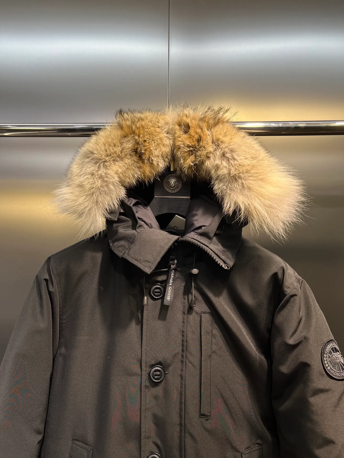 P860 Canada Goose model 06, the same model as the famous star, men's and women's models, with cold-proof flannel on the collar, which is close to the head and neck, comfortable and warm! The fabric is made of high-density nano-level waterproof fabric, which is windproof and wear-resistant and has a certain thickness! Seamless threaded cuffs! Avoid hard knots! It doesn’t matter how low the temperature is this winter, one piece is enough. I’ll give you the wind and temperature! Contains pure duck down, sufficient quantity, unique fashion design + waterproof craft fabric + big brand YKK double zipper pullers, real photos, upright style quality, regardless of the external standard and the internal content, you can feel free to compare it with the softer, easier to wrinkle and lighter version on the market!  size：s-xxl